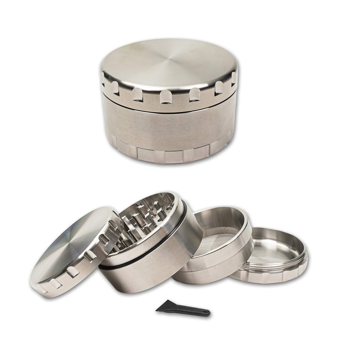 Edelstahl-Grinder 4-teilig silber, geöffnet mit Schaber