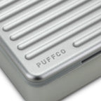 Detail der geriffelten Aluminiumoberfläche des Puffco Travel Case