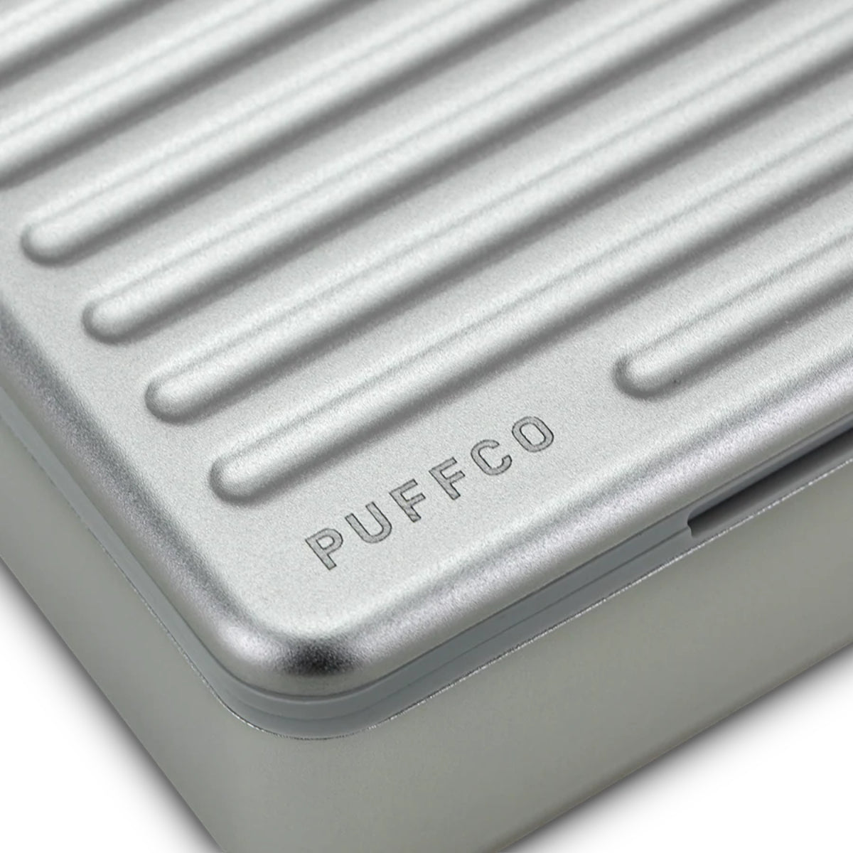 Detail der geriffelten Aluminiumoberfläche des Puffco Travel Case