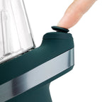 Puffco New Peak Pine: Finger am Joystick Cap neben dem Glasaufsatz