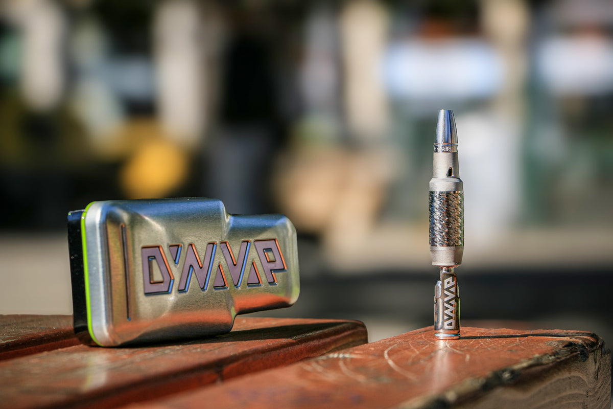 DynaVap VonG X neben seiner Blechdose – Motivaufnahme