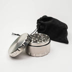 Edelstahl-Grinder 4-teilig silber mit Stoffbeutel