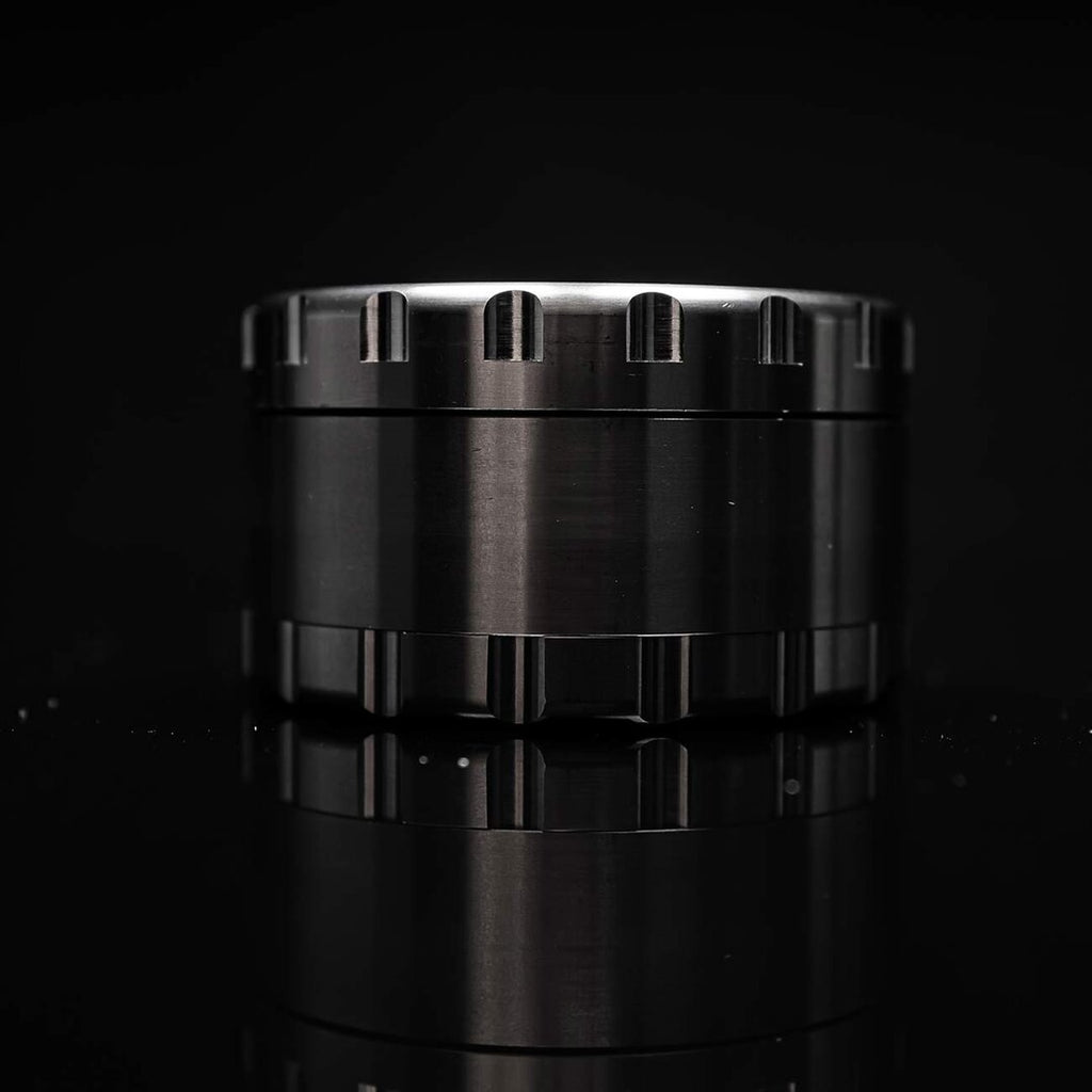 Edelstahl-Grinder 4-teilig silber, geschlossen