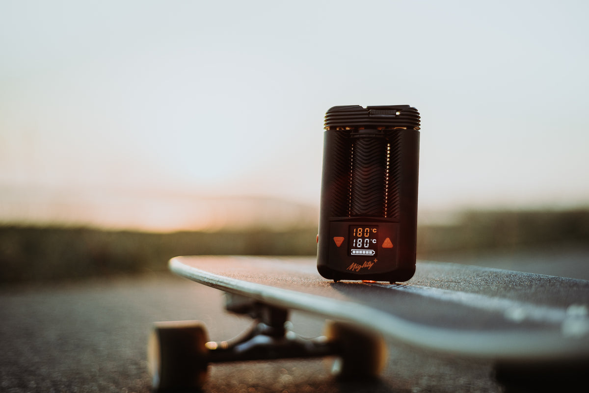 Mighty+ Vaporizer auf einem Skateboard bei Sonnenuntergang