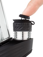 Finger auf dem Joystick Carb Cap des PUFFCO Peak Pro