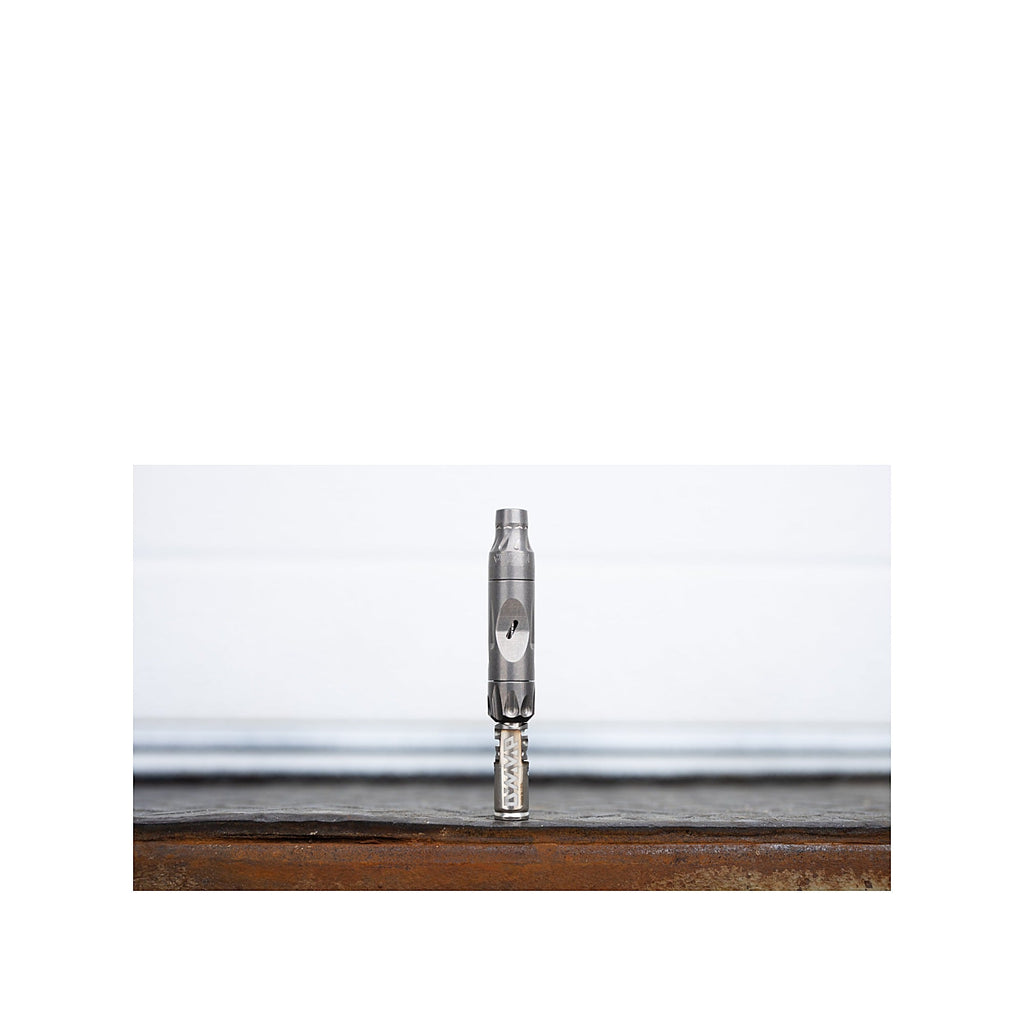 DynaVap VonG (i) Titanium – Motivaufnahme auf einem Tisch