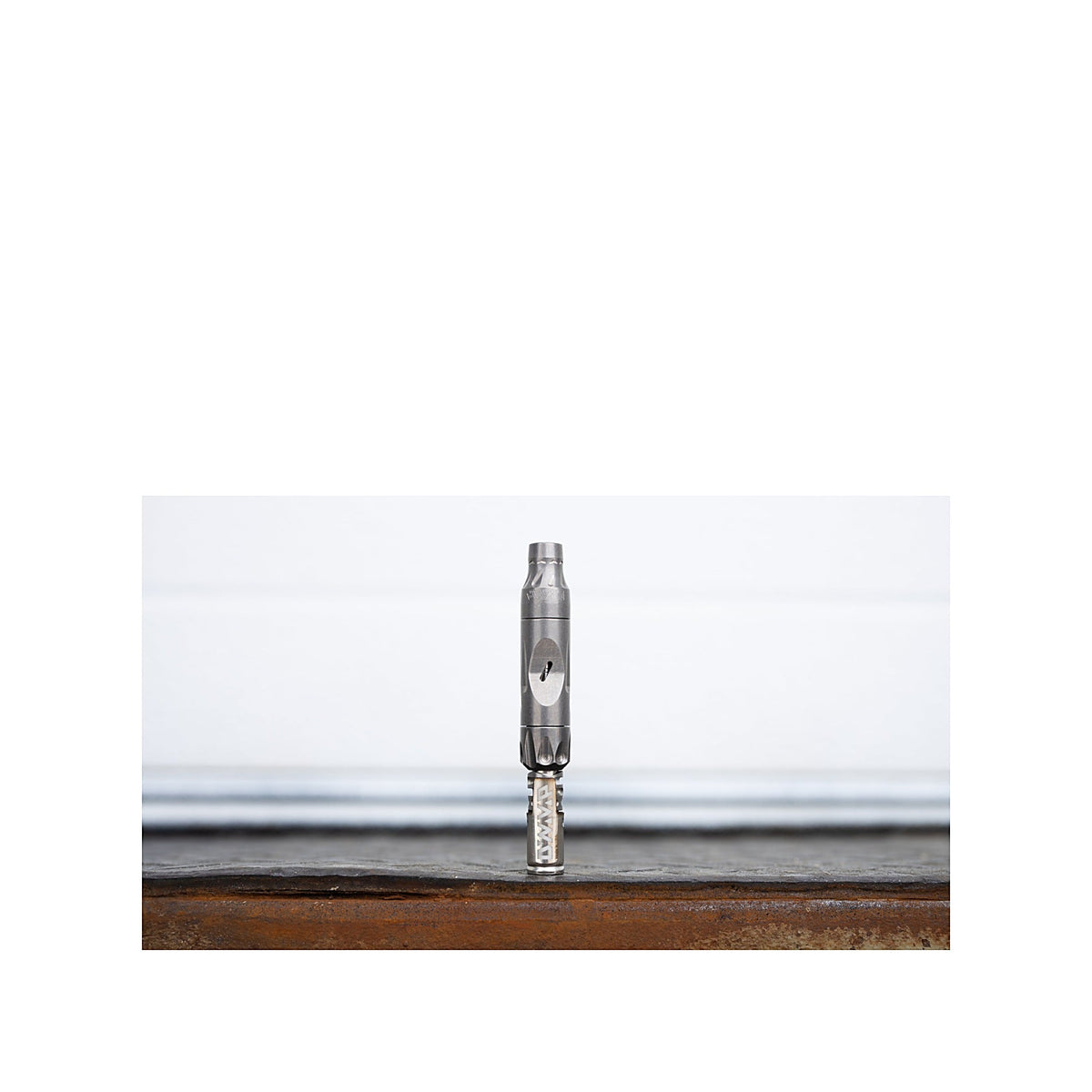 DynaVap VonG (i) Titanium – Motivaufnahme auf einem Tisch