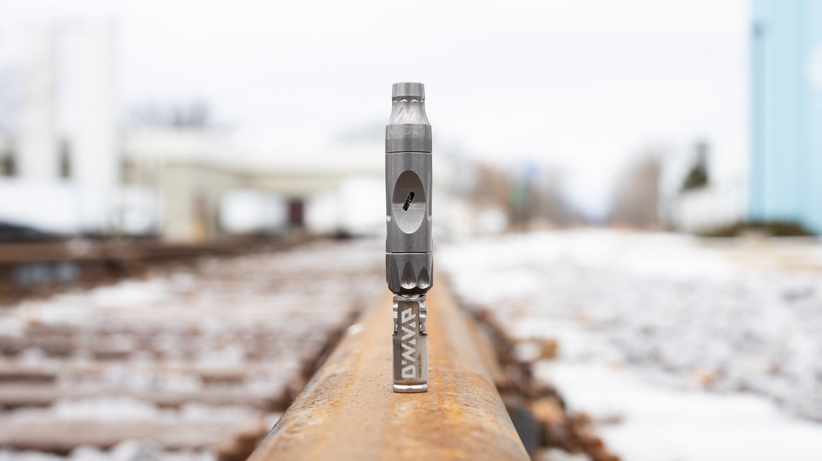 DynaVap VonG (i) Titanium – Motivaufnahme im Freien